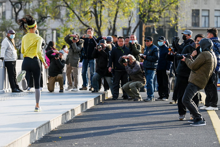 2021年12月17日，乍浦路桥，一位跑步的女子吸引了众多摄影爱好者。