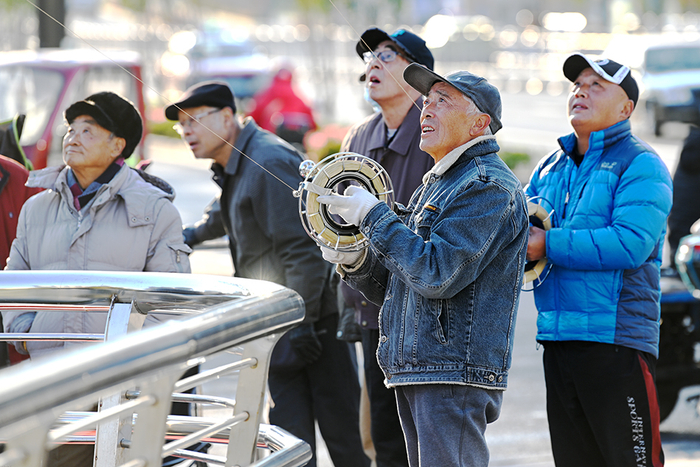2021年12月1日，苏州河昌平路桥，老人在放风筝。