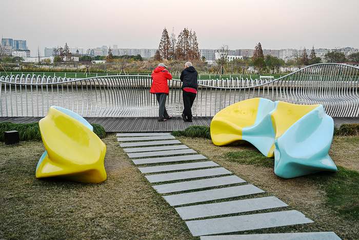 2021年12月3日，苏州河边，两位老人靠在栏杆上聊天。