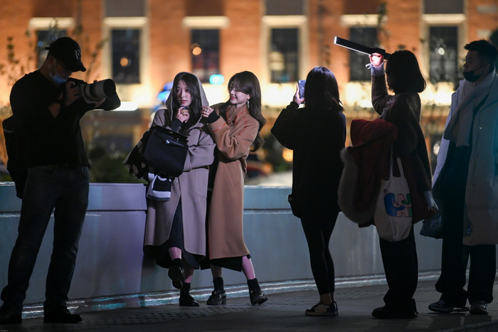 2021年11月18日，乍浦路桥，网店的模特在进行拍摄。