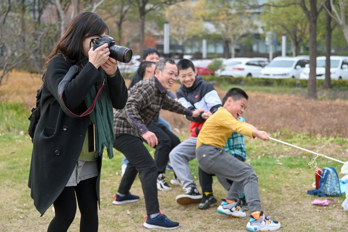 2021年12月11日，周馨在苏州河沿岸拍摄市民的故事。