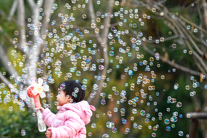 2021年12月4日，小女孩在苏州河边的公园玩耍。