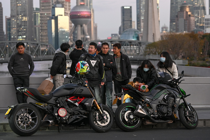 2021年11月18日，乍浦路桥，摄影师把相机架在摩托车上拍摄对面的模特。