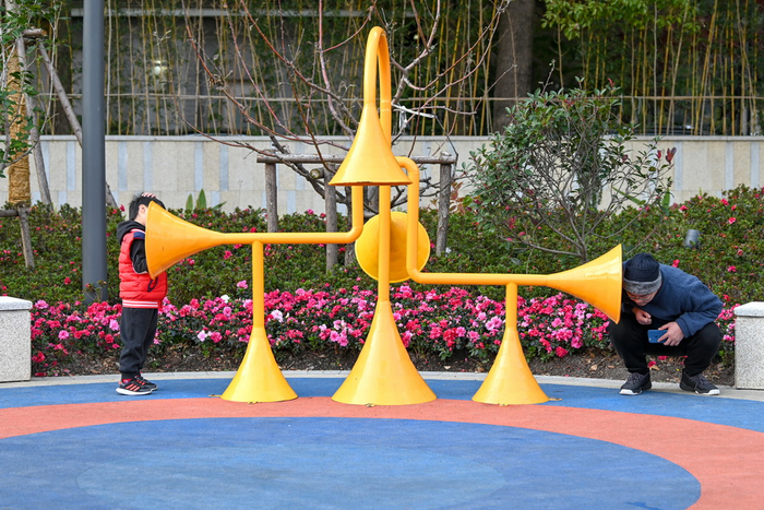 2021年12月7日，苏州河中远两湾城，一对父子在玩耍。