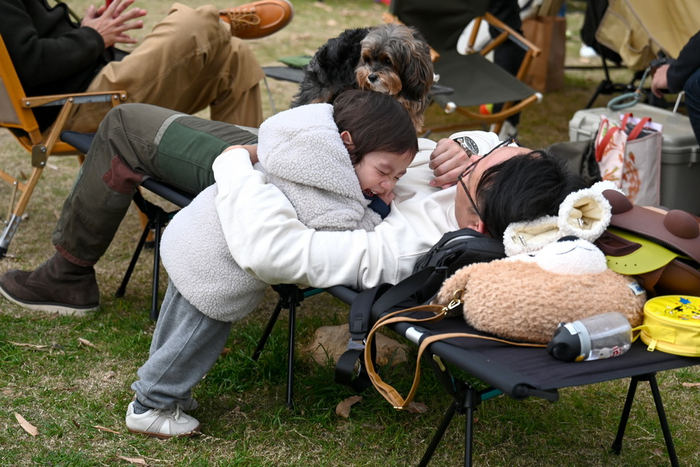 2021年12月11日，苏州河二号滨河绿地，家长抱着小男孩玩耍。