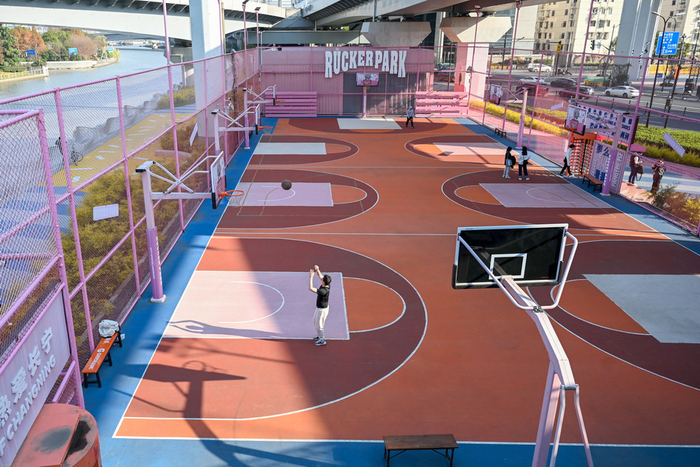 2021年12月3日，苏州河中环立交桥段篮球场，王先生在练习投篮。