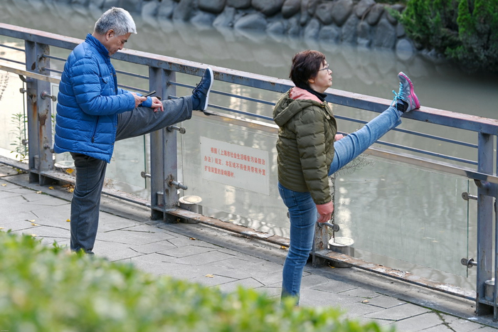 2021年12月7日，苏州河边，梦清园，两位老人在健身。