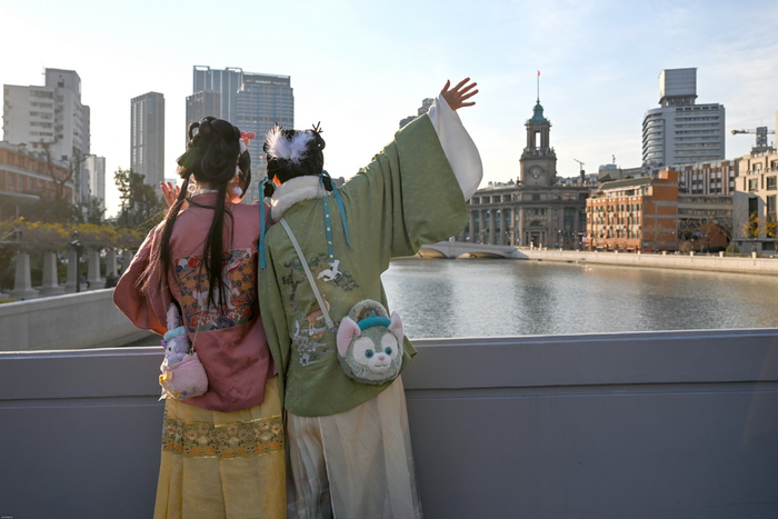 2021年12月26日，乍浦路桥，两位女生在拍照。