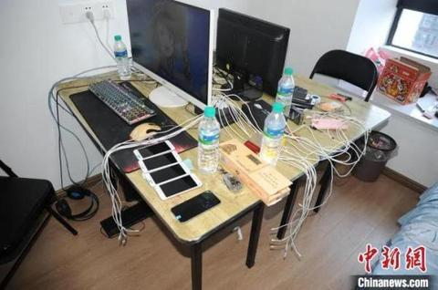 资料图：图为电信诈骗犯罪团伙使用的作案工具。警方供图