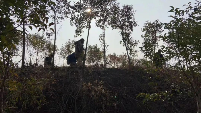 12月13日，众人在林场村猎陨。新京报记者 李冰洁 摄