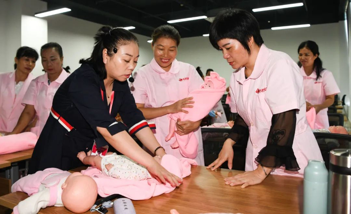  老师教授学员进行婴儿包单 杨冠宇 摄