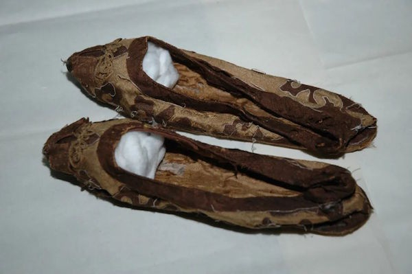 元棕色如意贴绣宝相纹底尖头鞋