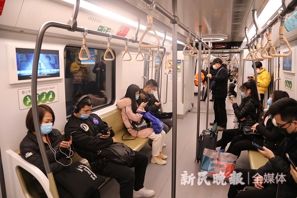 图说：轨道交通15号线今天迎来开线第一天 新民晚报记者王凯/摄