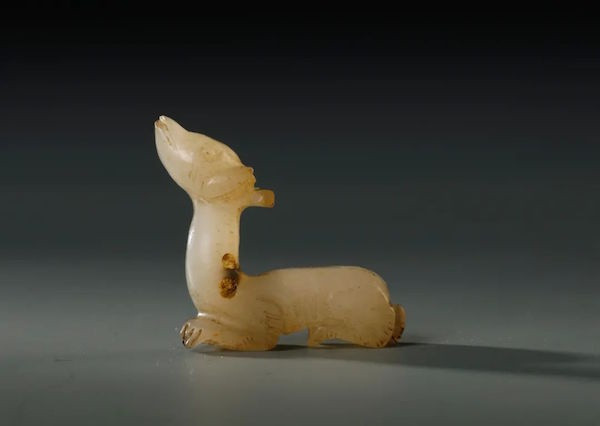 元鹿形白玉饰件