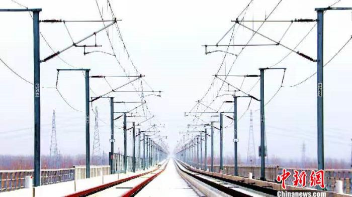 简统化接触网产品应用在盐通高铁。张磊 摄