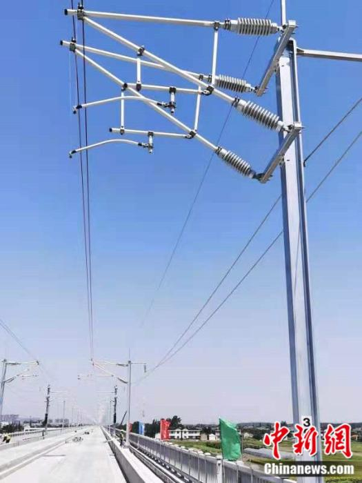 京哈高铁承德至沈阳段接触网工程。臧朔 摄