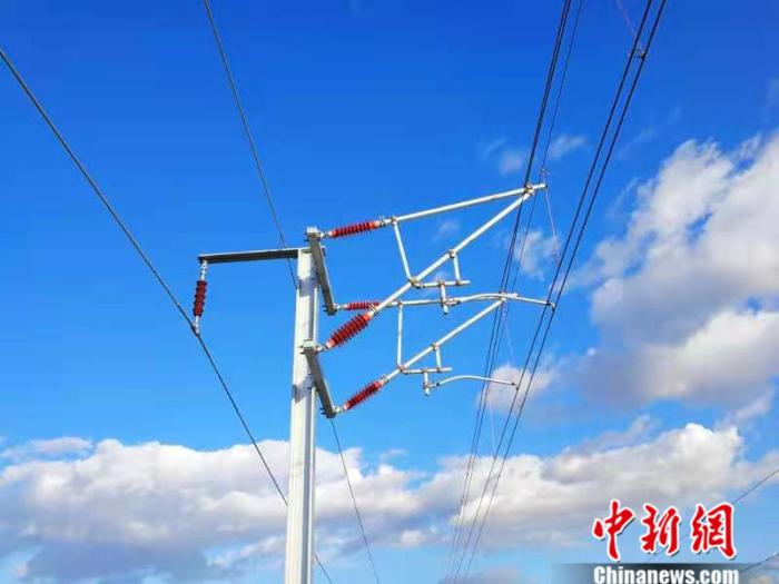 高铁电气公司的简统化接触网装置装配现场。臧朔 摄