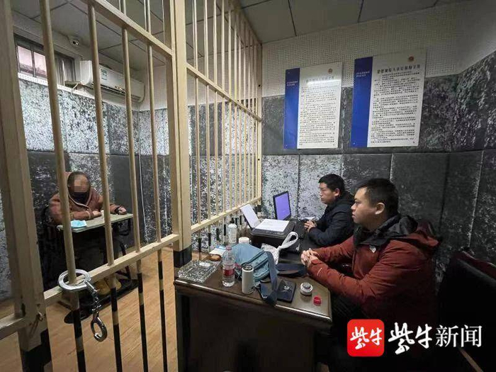  杀人抛尸潜逃21年的凶手在接受警方询问