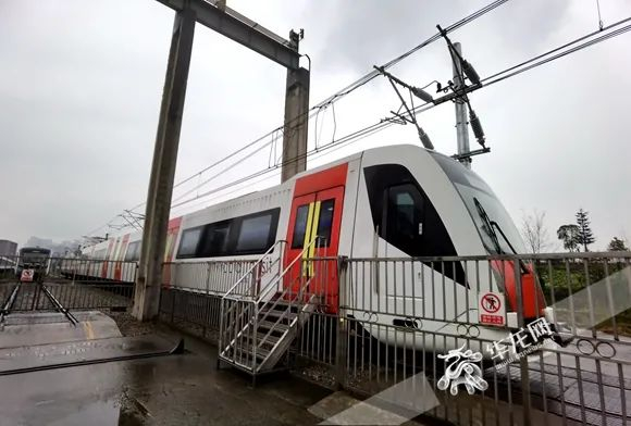 “双流制”市域试验车亮相，车头为“流线型”设计，富有运动感。尹建红 摄