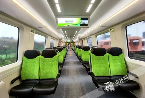 “双流制”市域试验车的车厢与目前重庆轨道交通环线、4号线、10号线As车轮廓相似。尹建红 摄