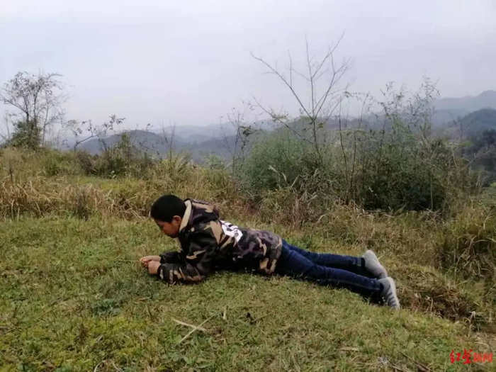 ▲“四爷”最喜欢的一处地方：屋后的小山坡。