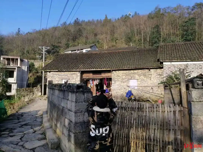 ▲“四爷”和扪岱村