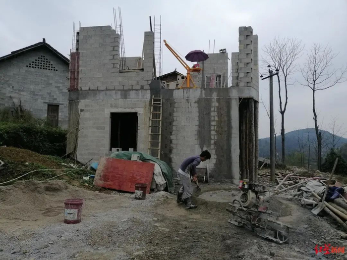 ▲一些村民回到村子，建起新房。