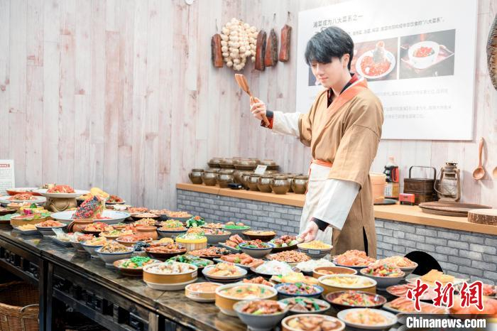 工作人员展示100道经典湘菜模型。　杨华峰 摄