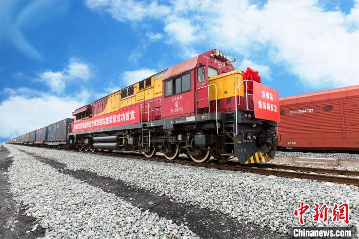 资料图为1月4日上午，果园港2021年首班西部陆海新通道铁海联运班列出发。　霍瑞新 摄