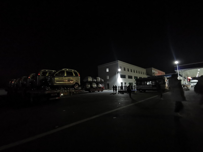 北京市某高速公路检查站，被查扣的违规运入北京售卖的老年代步车。新京报记者 裴剑飞 摄