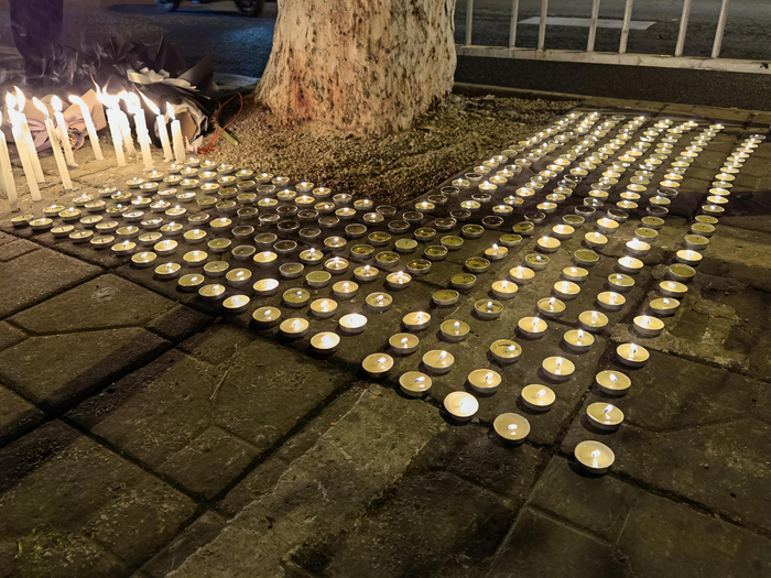 事发当晚学校附近有人前来悼念。受访者供图