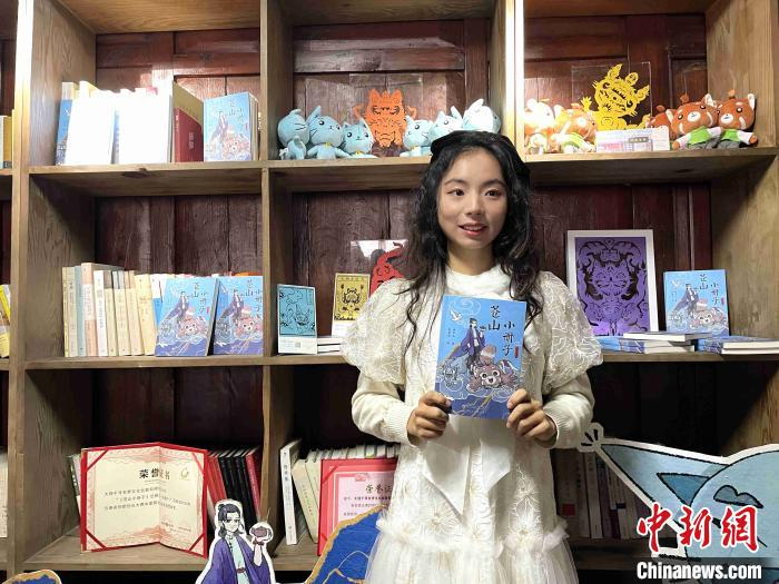 图为白族少女杨冬儿与她的《苍山小册子》。　缪超 摄