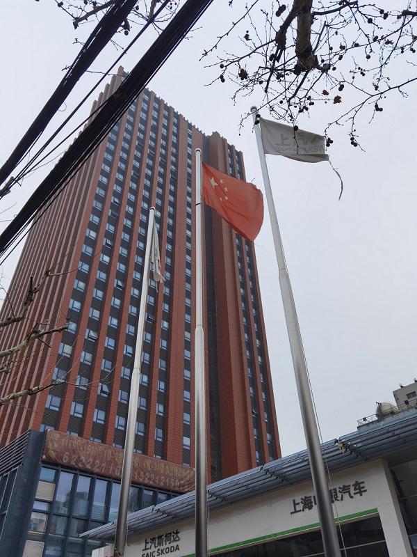 图说：破损的国旗 新民晚报通讯员 彭广兵 摄