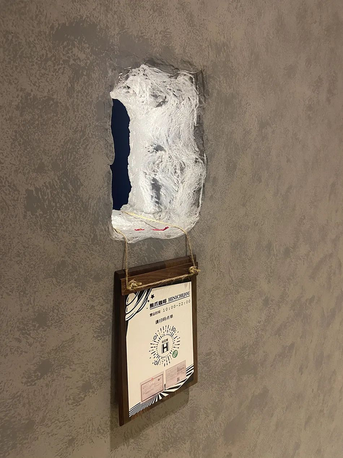 洞口挂出的招牌上放着点单小程序二维码与营业执照。澎湃新闻记者 巩汉语 摄