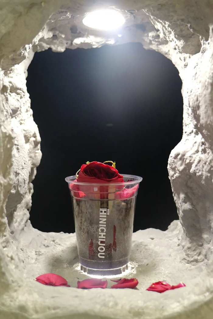 熊爪咖啡店洞口放着咖啡与玫瑰。澎湃新闻实习生 李晨蕾 摄