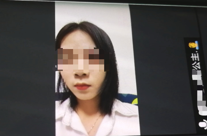 ▲卵妹被选中后，经中介牵线，通过视频向客户介绍自己的基本情况。