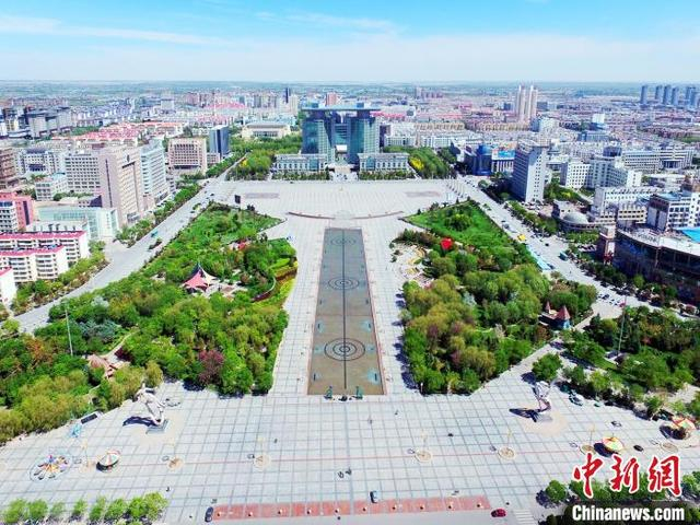 图为酒泉新城区市政广场。（资料图） 杨阳 摄
