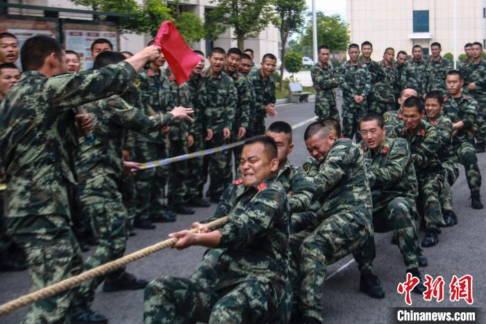中队官兵在参加文体活动。　王圣 摄