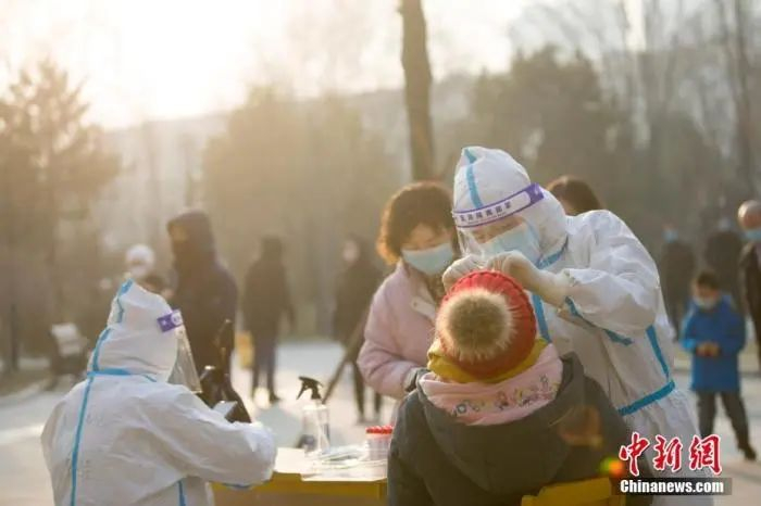 资料图：1月21日，山西省晋中市榆次区对从中、低风险区返乡且居家隔离期满14天人员进行第二次核酸检测。中新社记者 张云 摄