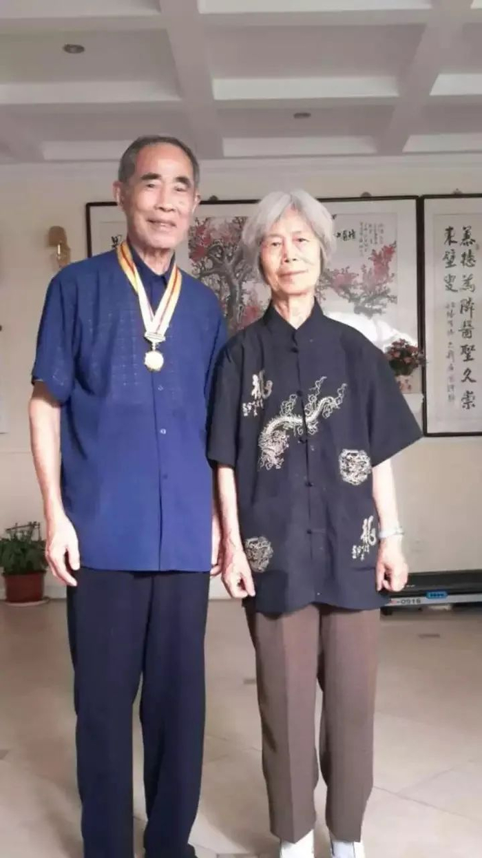 和父亲一起喜获抗战胜利70周年纪念章（作者供图）
