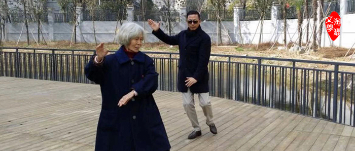 冬天早晨，母亲带作者练太极拳（作者供图）