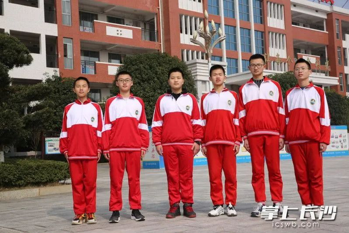 金海教育集团6位少年大学生：袁嘉睿、李泽国、卜博文 、李子弘、王振韬、彭锐（从左至右）。长沙晚报通讯员 刘石江 摄