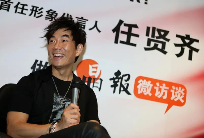 ▲任贤齐做客“晶报微访谈”。