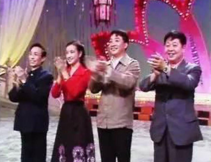 ▲1983年的春节晚会，从左到右依次是王景愚、刘晓庆、姜昆、马季。