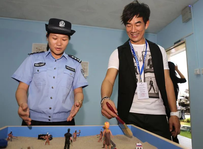 ▲任贤齐前往深圳监狱传递正能量。