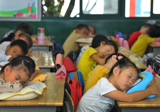 2019年9月17日，南京一所小学校教室里正在午睡休息的小学生。视觉中国供图