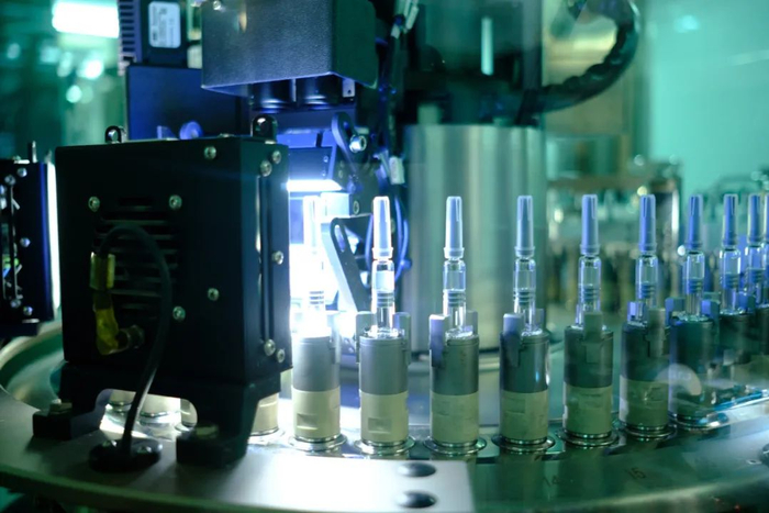 这是国药集团中国生物北京生物制品研究所新冠疫苗分装与包装车间的灯检仪。（2021年1月4日摄）