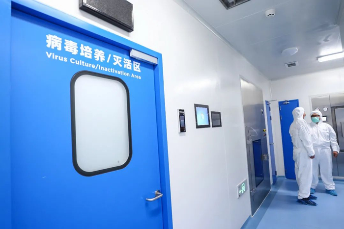 工作人员在国药集团中国生物新冠疫苗生产基地新型冠状病毒灭活疫苗生产车间内调试设备。（2020年4月10日摄）记者 张玉薇 摄