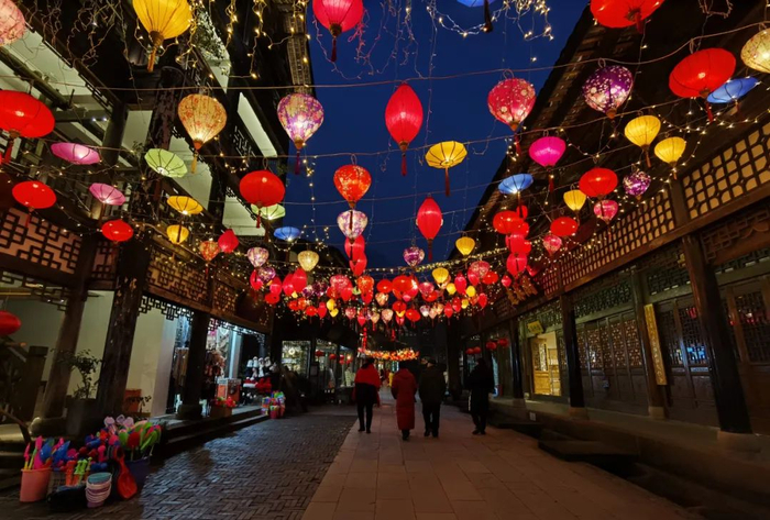 南川区天星小镇张灯结彩 罗嘉 摄