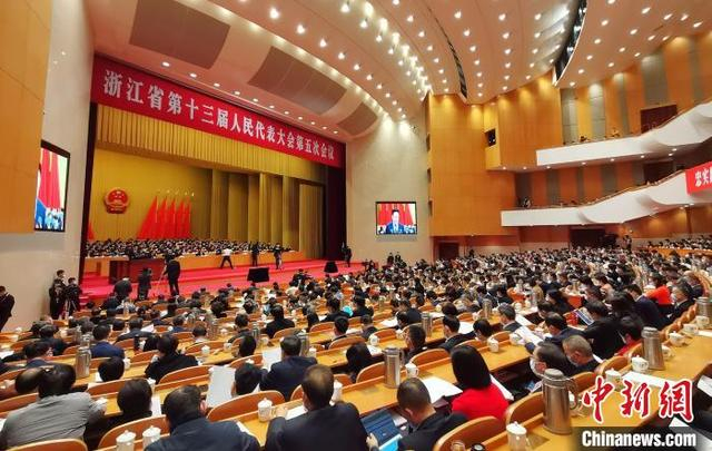 浙江省第十三届人民代表大会第五次会议现场。 蔡荣章 摄